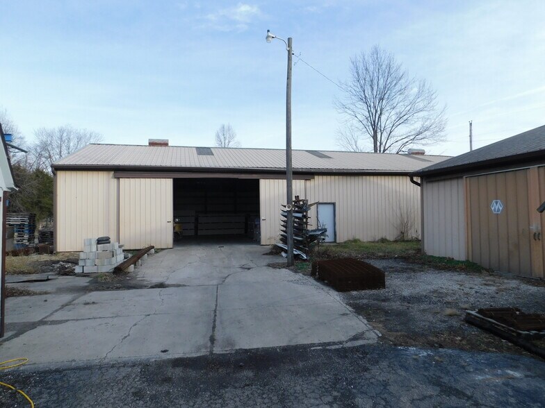More Photos Of 2086 E US Highway 36, Rockville Convenience Store For Sale
