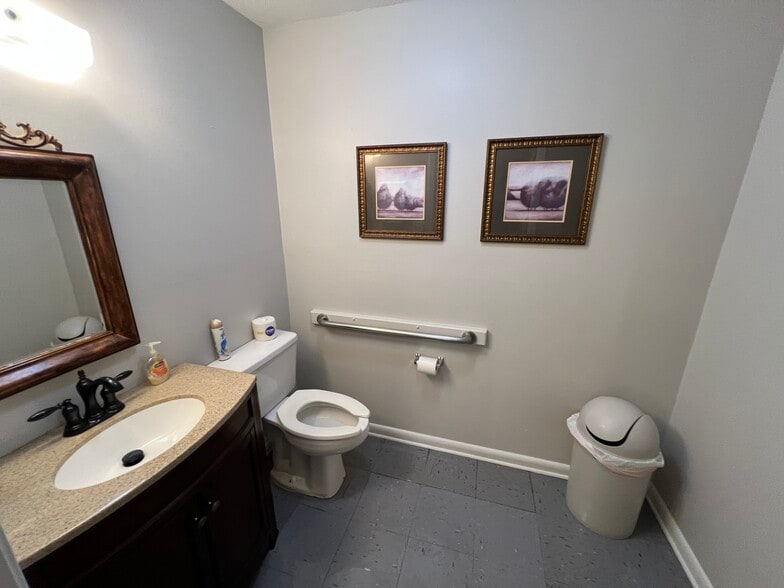 More Photos Of 901 New Warrington Rd, Pensacola Medical For Sale