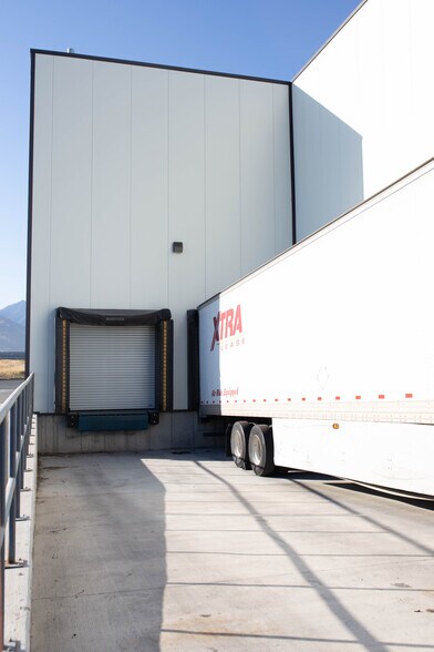 More Photos Of 1374 American Way, Payson Showroom For Sale