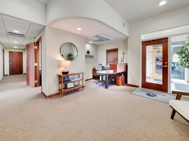 More Photos Of 808 4th St NE, Hampton Office For Sale