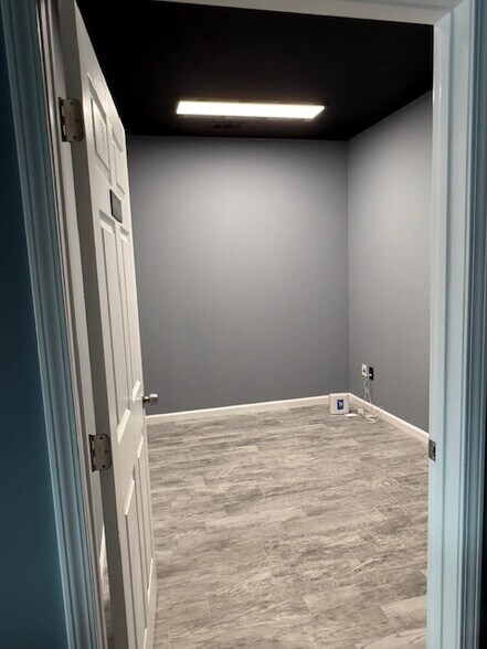 More Photos Of 1344 E Cobb Dr, Marietta Office For Lease