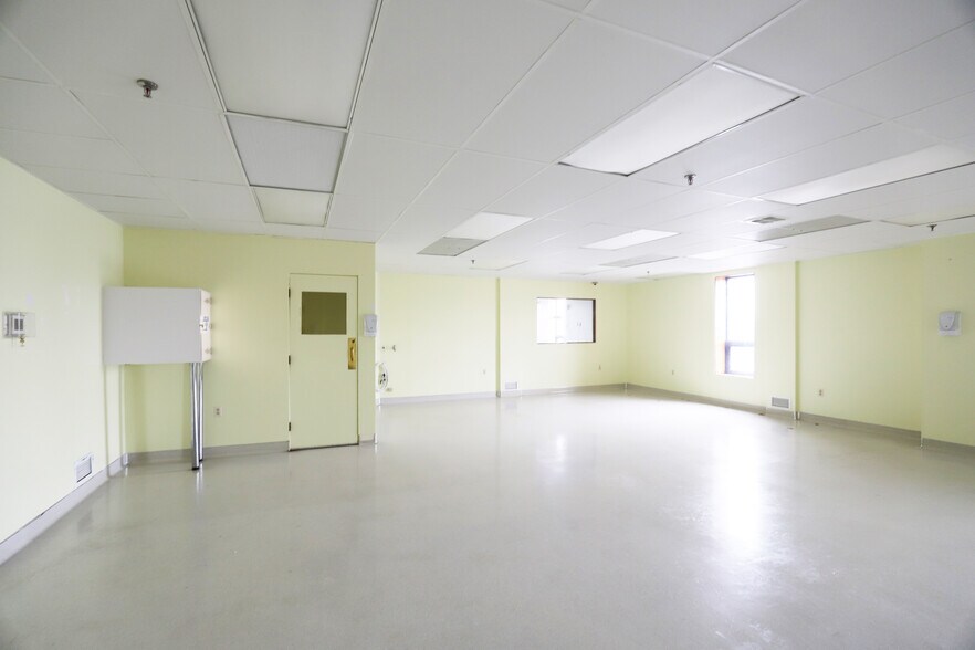 More Photos Of 1034 Pearl St, Brockton Warehouse For Sale