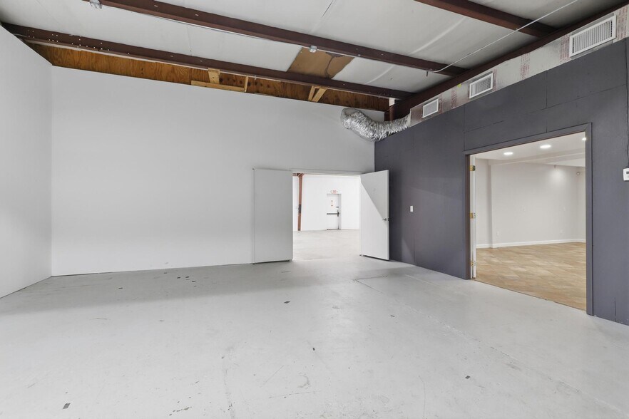 More Photos Of 623 Pleasant St, Lake Helen Flex For Lease