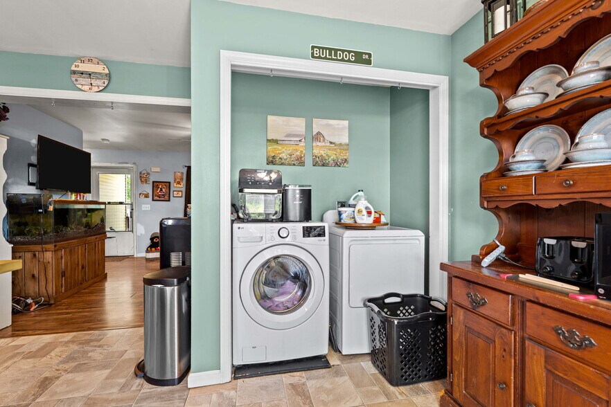 More Photos Of 25 Beacon St, Amesbury Showroom For Sale