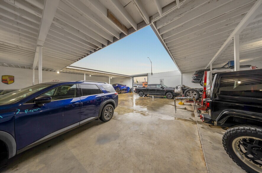 More Photos Of 1025 E 45th St, Hialeah Auto Salvage Facility For Sale