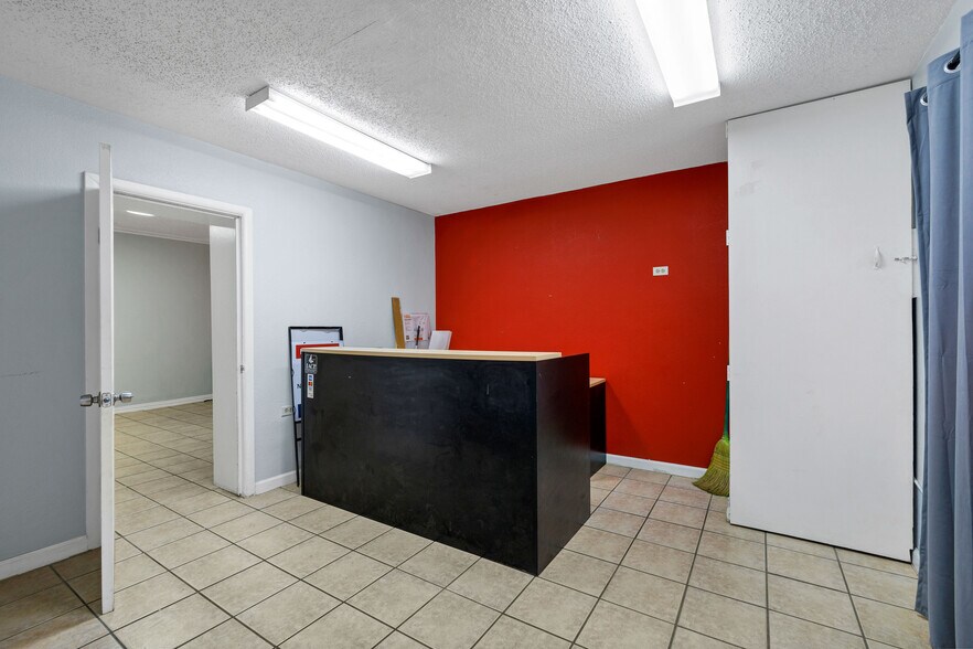 More Photos Of 914 W Commerce St, Dallas Showroom For Lease