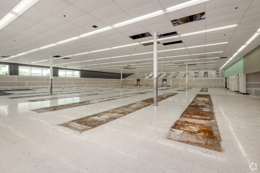 More Photos Of 1555 S Broadway, Wichita Drugstore For Sale