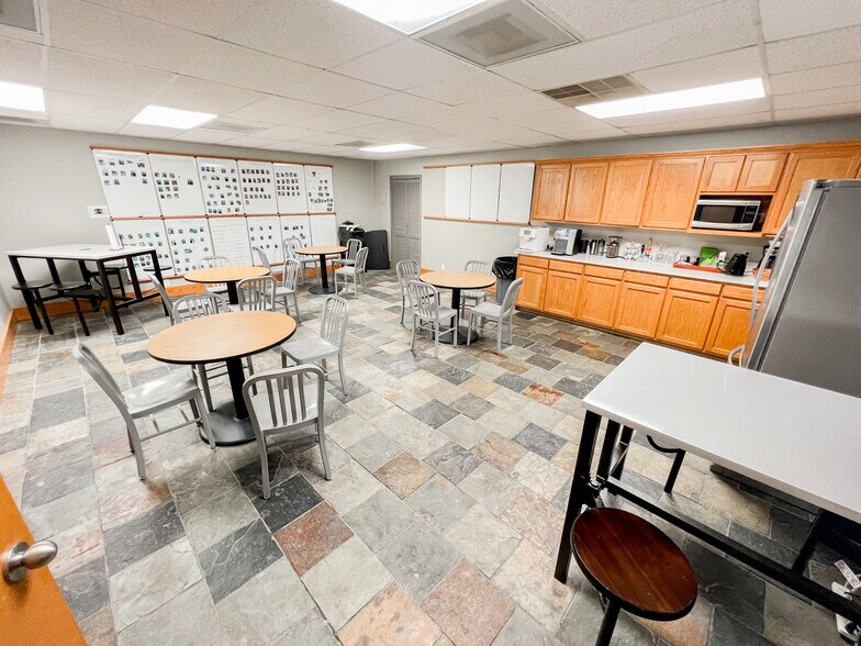 More Photos Of 3001 Big Spring St, Midland Office For Sale