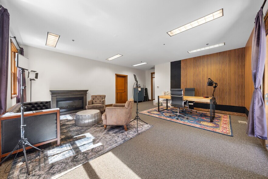 More Photos Of 750 Buckaroo Trl, Sisters Office For Sale