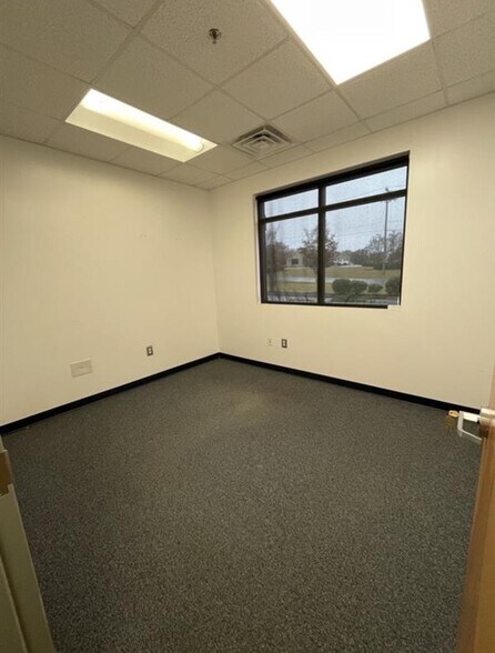 More Photos Of 615 McGee Rd, Anderson Showroom For Lease