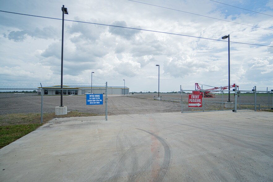 More Photos Of 7044 Interstate 10, Sealy Distribution For Sale