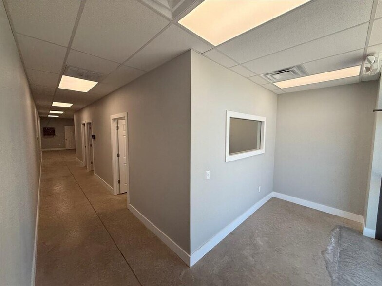 More Photos Of 162 Grading Ln, Cave Springs Flex For Lease