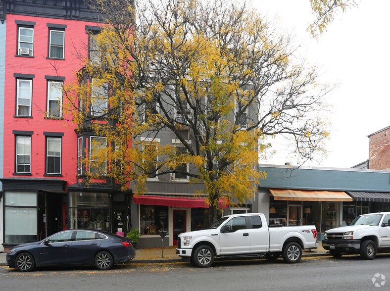 More Photos Of 612 Warren St, Hudson Storefront Retail Residential For Lease