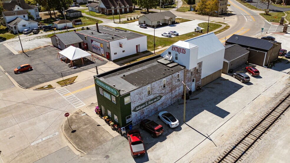 More Photos Of 126 S Main St, Gilman Showroom For Sale