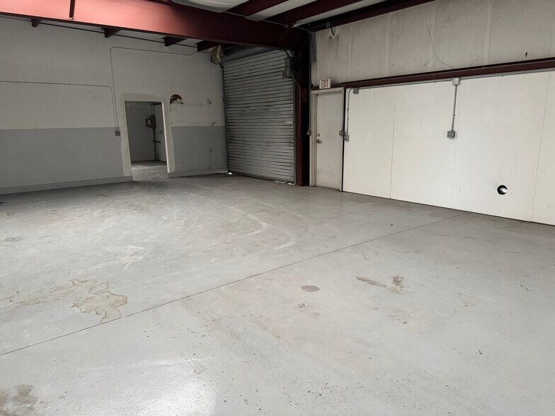 More Photos Of 5500 Commerce Dr, Orlando Warehouse For Lease