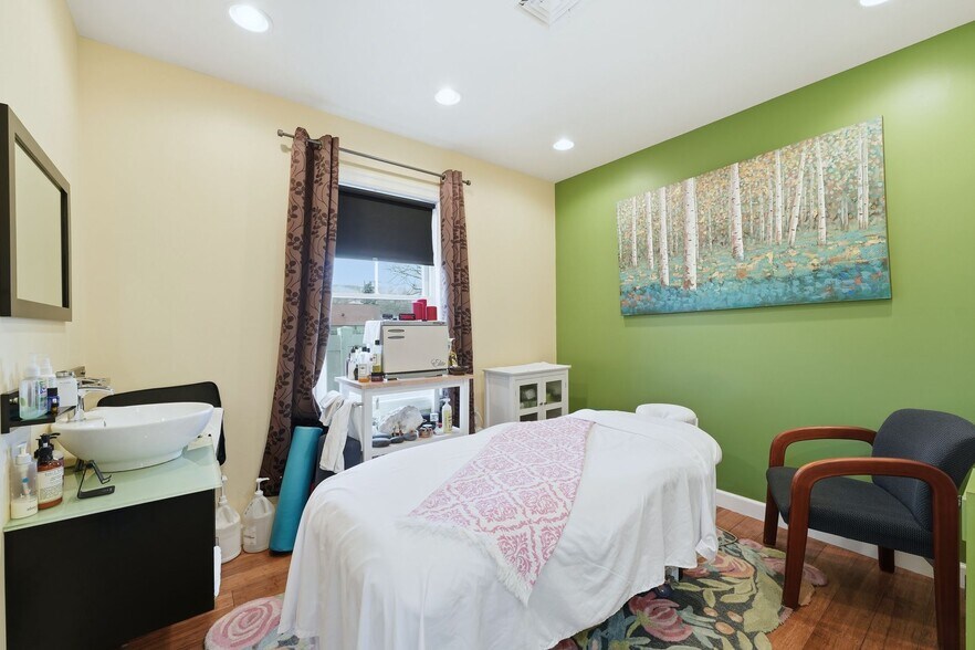 More Photos Of 2932 Vauxhall Rd, Vauxhall Office For Sale