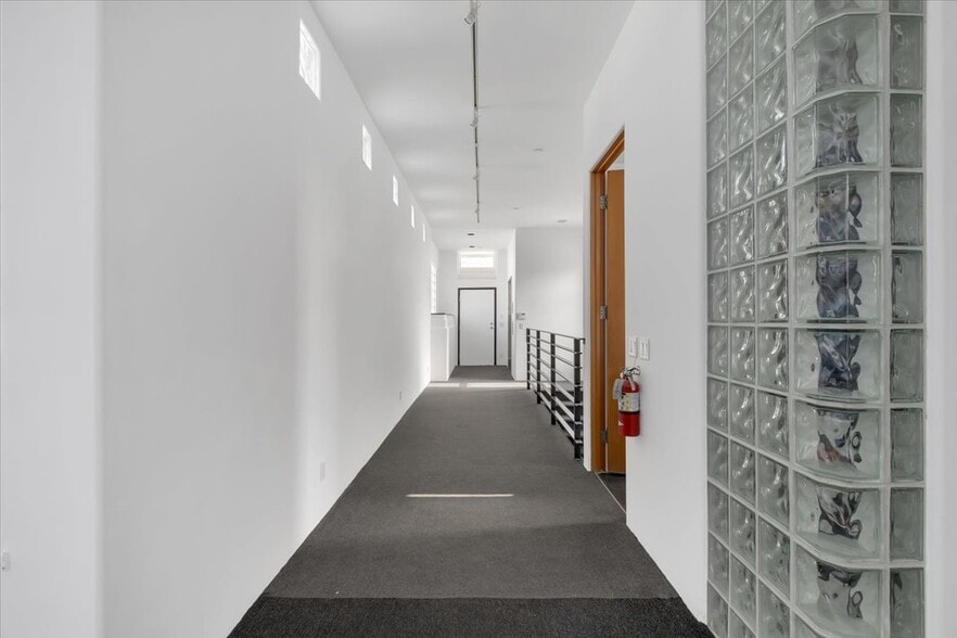 More Photos Of 2525 Main St, Santa Monica Office For Lease