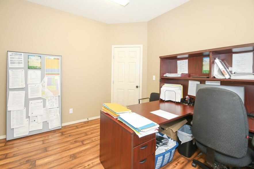 More Photos Of 5209 49A Ave, Bentley Office For Sale