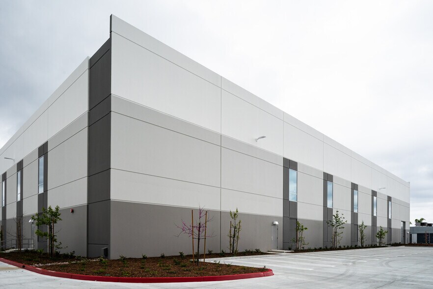 More Photos Of 3071 E Coronado St, Anaheim Warehouse For Lease