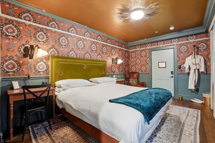 More Photos Of 140 N 2nd St, Philadelphia Hotel For Sale