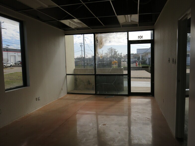 More Photos Of 10969 Shady Trl, Dallas Light Distribution For Lease