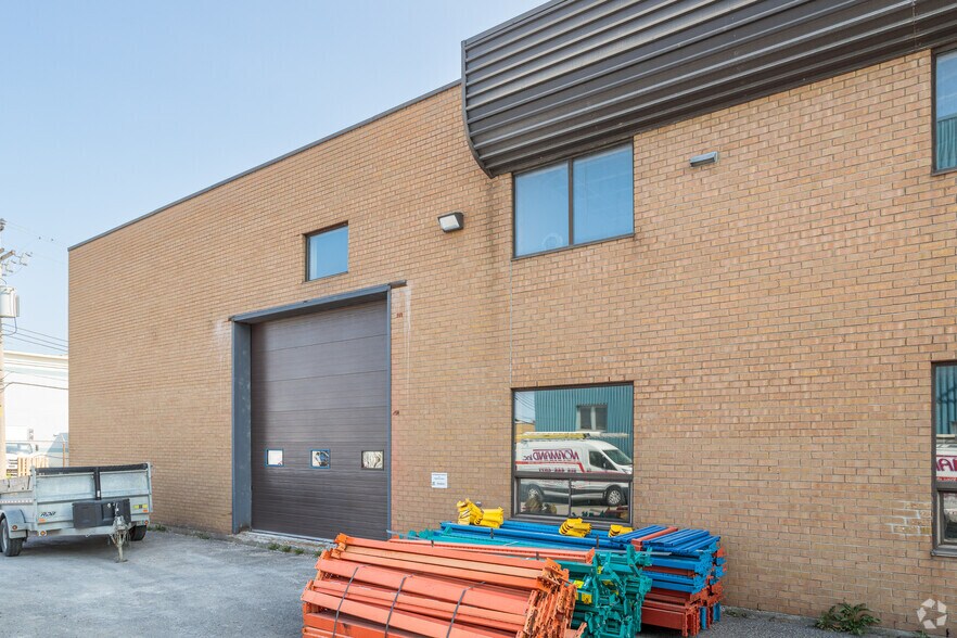 More Photos Of 8477 Rue Cordner, Montréal Manufacturing For Sale