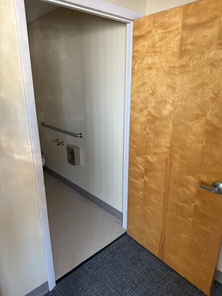 More Photos Of 2020 Starr Ave, Toledo Medical For Lease