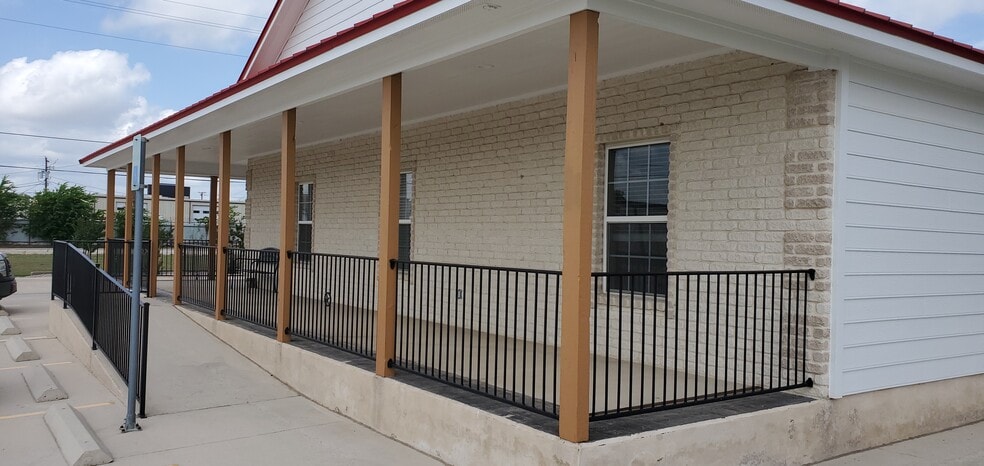 More Photos Of 2575 N I-35, San Marcos Office For Lease