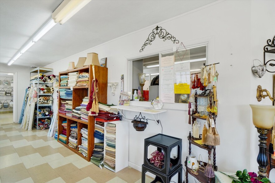 More Photos Of 2553 Roosevelt Ave, York Flex For Sale