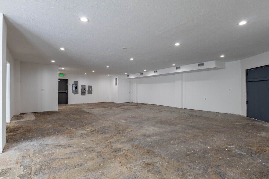 More Photos Of 5701 N Michigan Rd, Indianapolis Freestanding For Sale