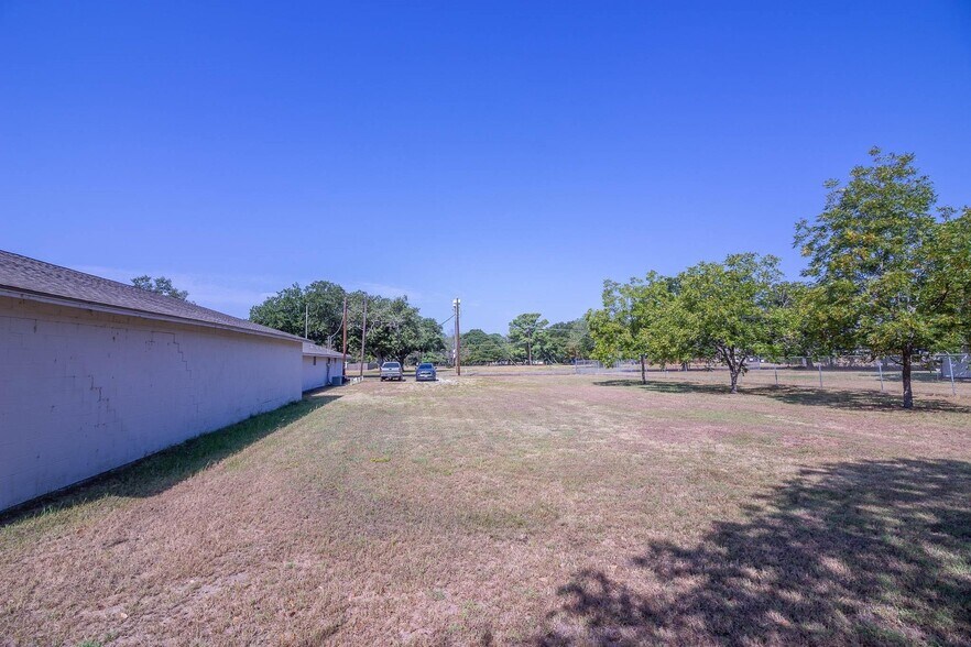 More Photos Of 402 Legendary Ln, Gun Barrel City Office For Sale