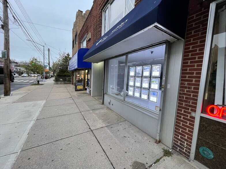 Primary Photo Of 28-07 Ditmars Blvd, Astoria Storefront Retail Office For Lease
