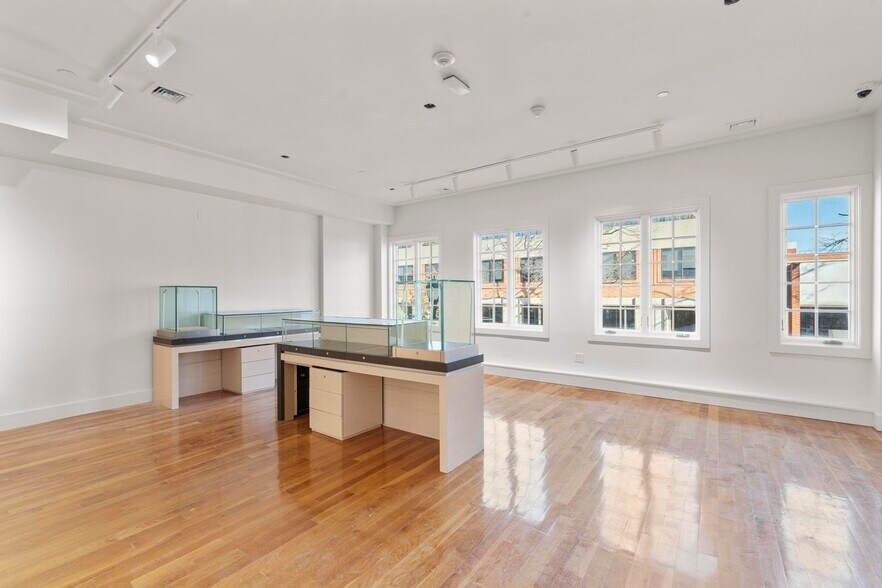 More Photos Of 38-40 Greenwich Ave, Greenwich General Retail For Lease