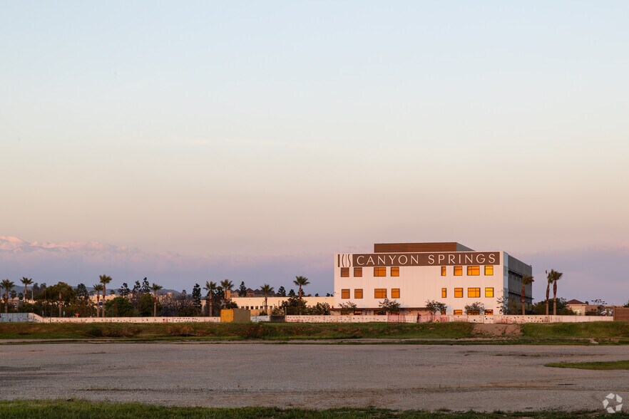 More Photos Of 2799 Gateway Dr, Riverside Medical For Lease