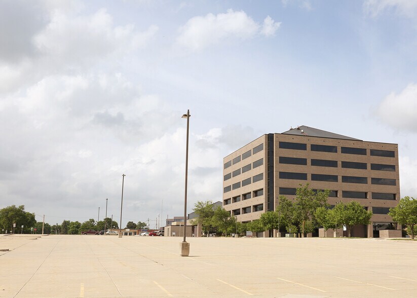More Photos Of 111 W State St, Mason City Office For Lease
