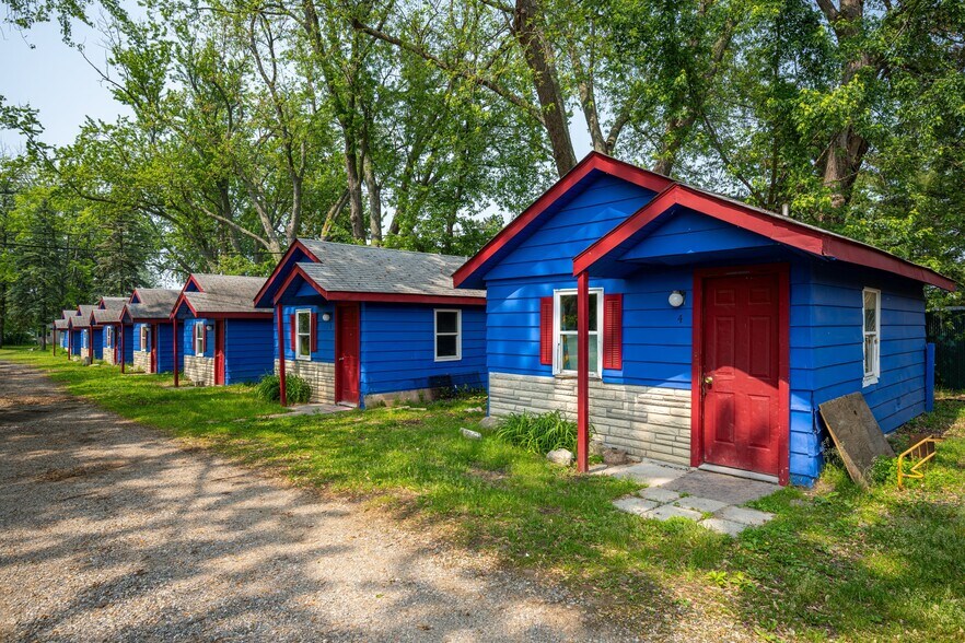 More Photos Of 8230 Highland Rd, White Lake Hotel For Sale
