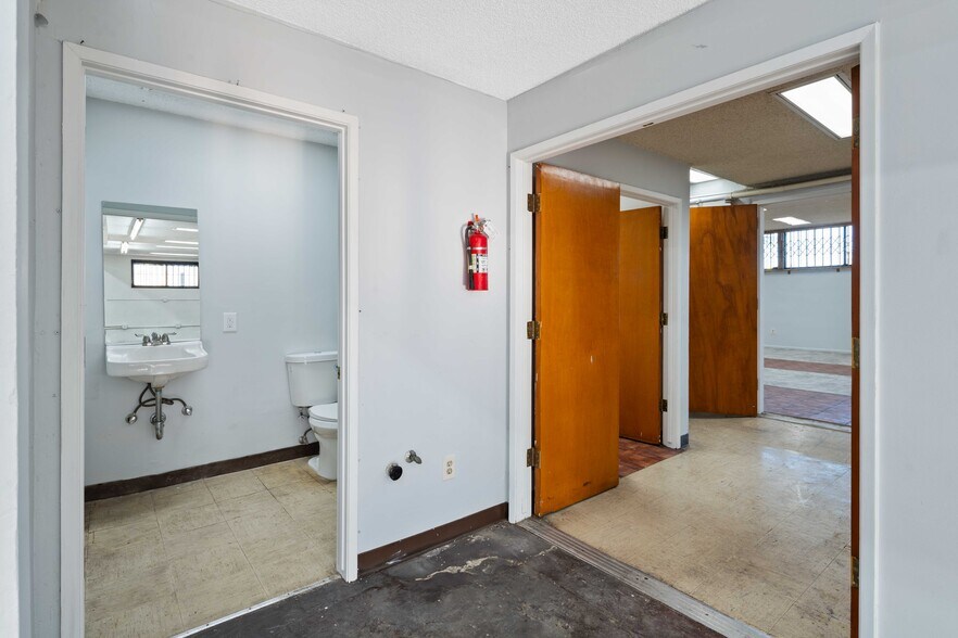More Photos Of 1421 S Hill St, Los Angeles Warehouse For Lease