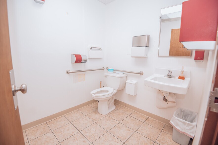 More Photos Of 1 Post Office Rd, Waldorf Medical For Lease