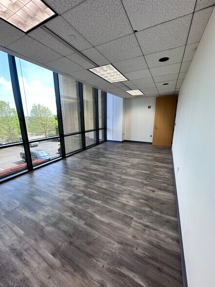 More Photos Of 730 Holiday Dr, Pittsburgh Office For Lease