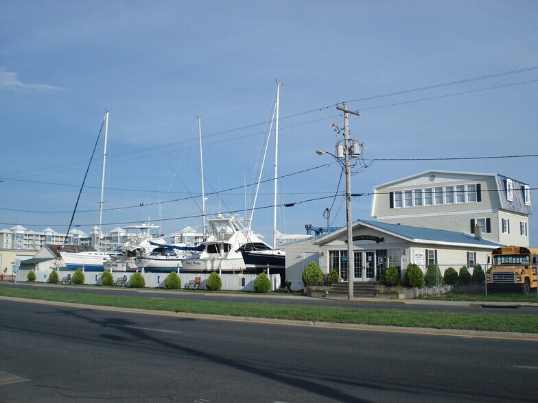 Primary Photo Of 822 W Main St, Crisfield Storefront Retail Residential For Sale