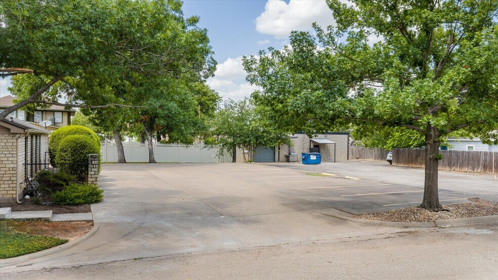 More Photos Of 310 W Bluff St, Granbury Office For Sale