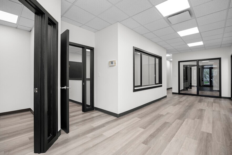 More Photos Of 9941 York Theta Dr, North Royalton Service For Lease