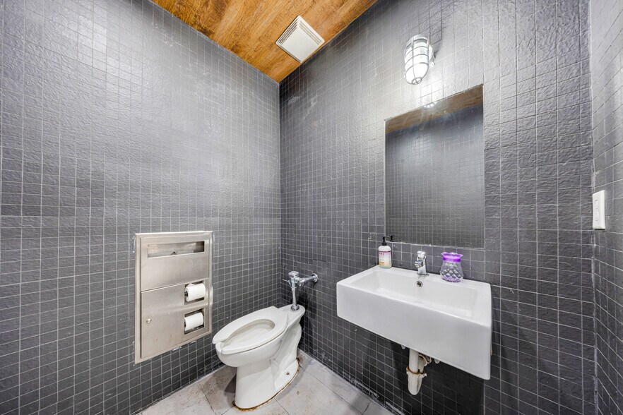 More Photos Of 2081 NW 7th Ave, Miami Warehouse For Sale