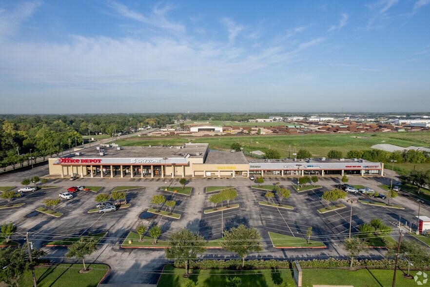 More Photos Of 2004-2032 N Main St, Pearland Unknown For Lease