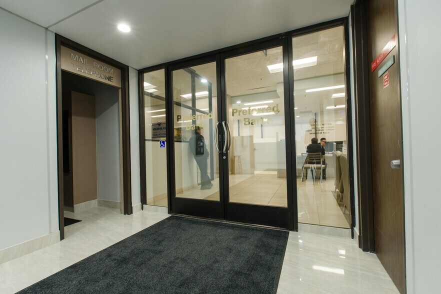 More Photos Of 18321 Ventura Blvd, Tarzana Office For Lease