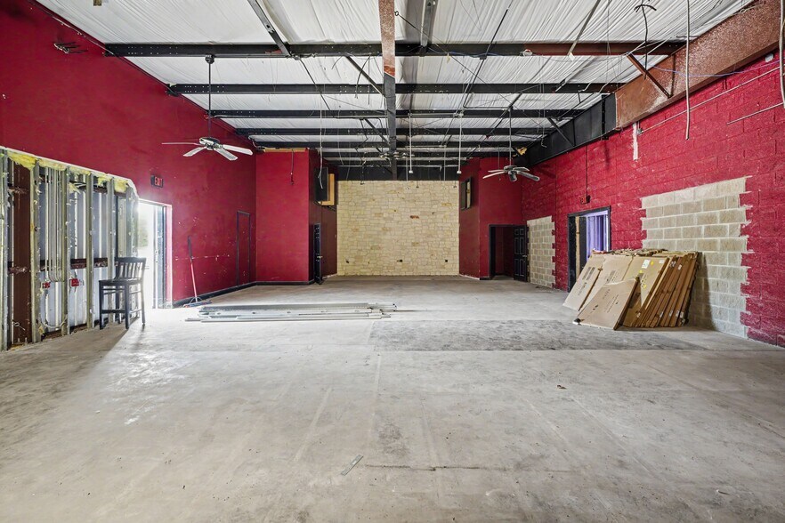 More Photos Of 470 This Way St, Lake Jackson General Retail For Lease