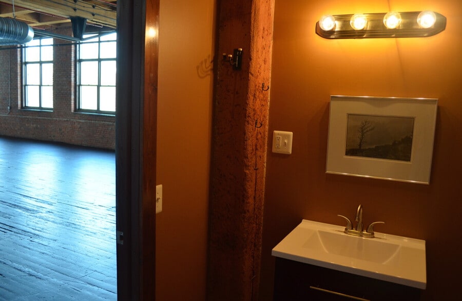 More Photos Of 3143 W 33rd St, Cleveland Loft Creative Space For Lease