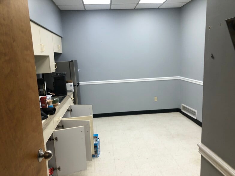 More Photos Of 6 Wesley Ct, Middletown Office For Lease
