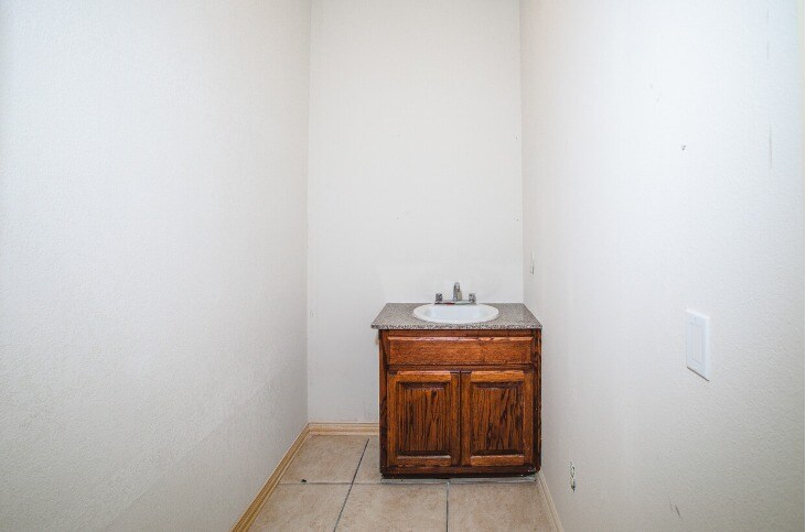 More Photos Of 1702-1708 N Commerce St, Ardmore General Retail For Lease