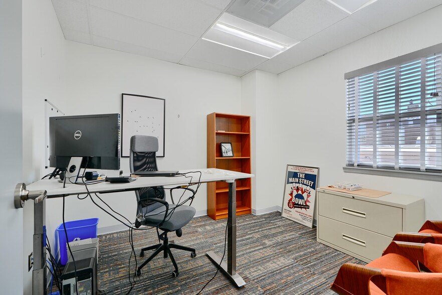 More Photos Of 11 Center Pl, Dundalk Office For Sale